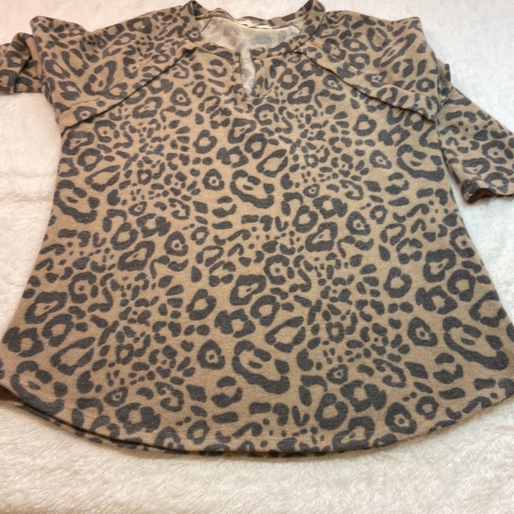 Another Reason Animal Print Split V Neck Rounded Hem Soft Popover Comfy Top S - Picture 9 of 9
